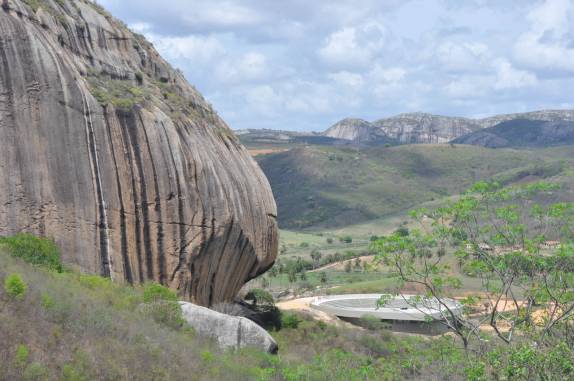 Centro religioso ao lado de enorme rocha no Parque Estadual da Pedra da Boca, na Paraíba, fronteira com Passa e Fica - RN
